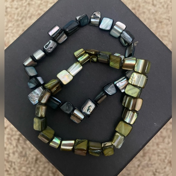 Beautiful Hawaiian Iridescent Shell Bracelet - Picture 1 of 2